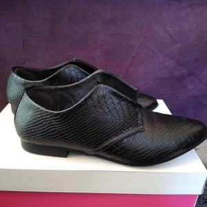 Black dress shoe